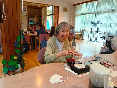 ⑧ 敬老会御膳食事中2.jpg